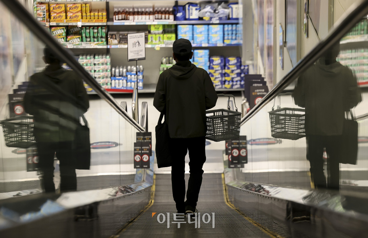 ▲10월 소비자 심리가 반등한지 한 달 만에 꺾인 가운데 27일 서울 시내의 한 대형마트를 찾은 시민들이 장을 보고 있다. 이날 한국은행이 발표한 '2026년 10월 소비자동향조사 결과'에 따르면 이달 소비자심리지수(CCSI)는 105.4로 전월 대비 1.2포인트 하락했다. 국내증시 조정과 중동 지역 갈등이 지속되면서 비관적 경기 전망이 늘어난 것이 원인으로 보인다. 고성준 기자 joonko1@