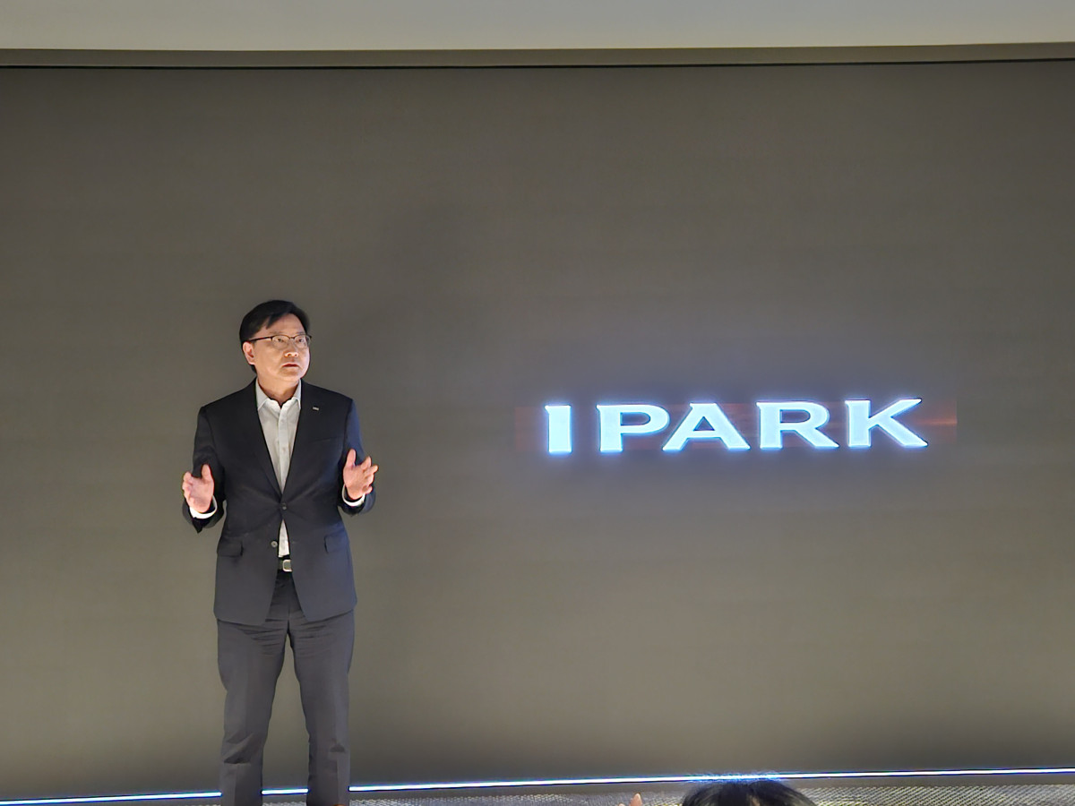▲윤우진 IPARK현대산업개발 도시정비부문장이 27일 서울 구로구 목동남로6 일대에 마련한 '목동 아이파크 라운지(목동 라운지)'를 소개하고 있다. (김지영 기자 kjy42)