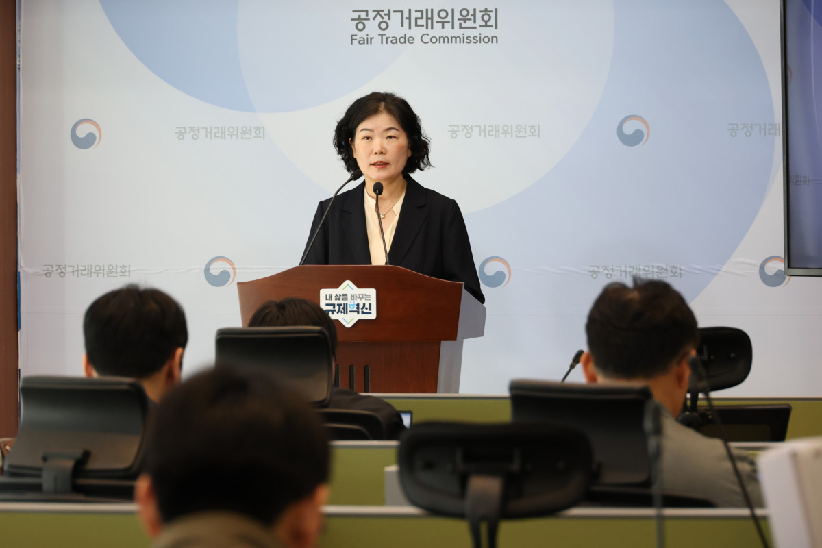 ▲이순미 공정거래위원회 상임위원이 27일 세종시 정부세종청사에서 삼성전자의 부당 광고행위 제재 결과에 대해 설명하고 있다. 공정위는 삼성전자가 표시광고법상 '기만적인 표시 광고'를 했다고 판단하고, 시정명령과 함께 과징금 약 200억원(잠정)을 부과하기로 했다. (연합뉴스)