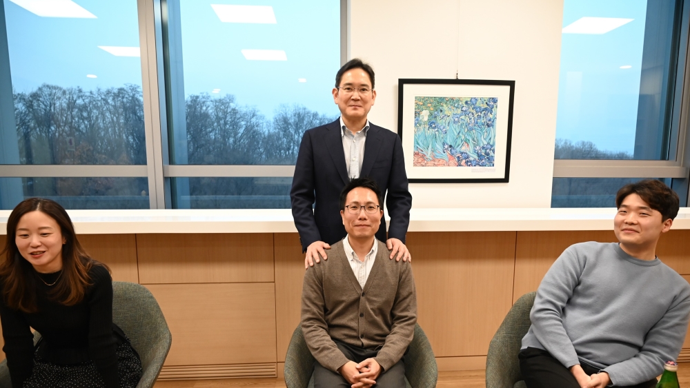 ▲2024년 1월 서울 우면동 삼성리서치를 방문한 이재용 삼성전자 회장이 연구원들과 간담회를 가진 뒤 기념 사진을 촬영하고 있다. (사진=삼성전자)