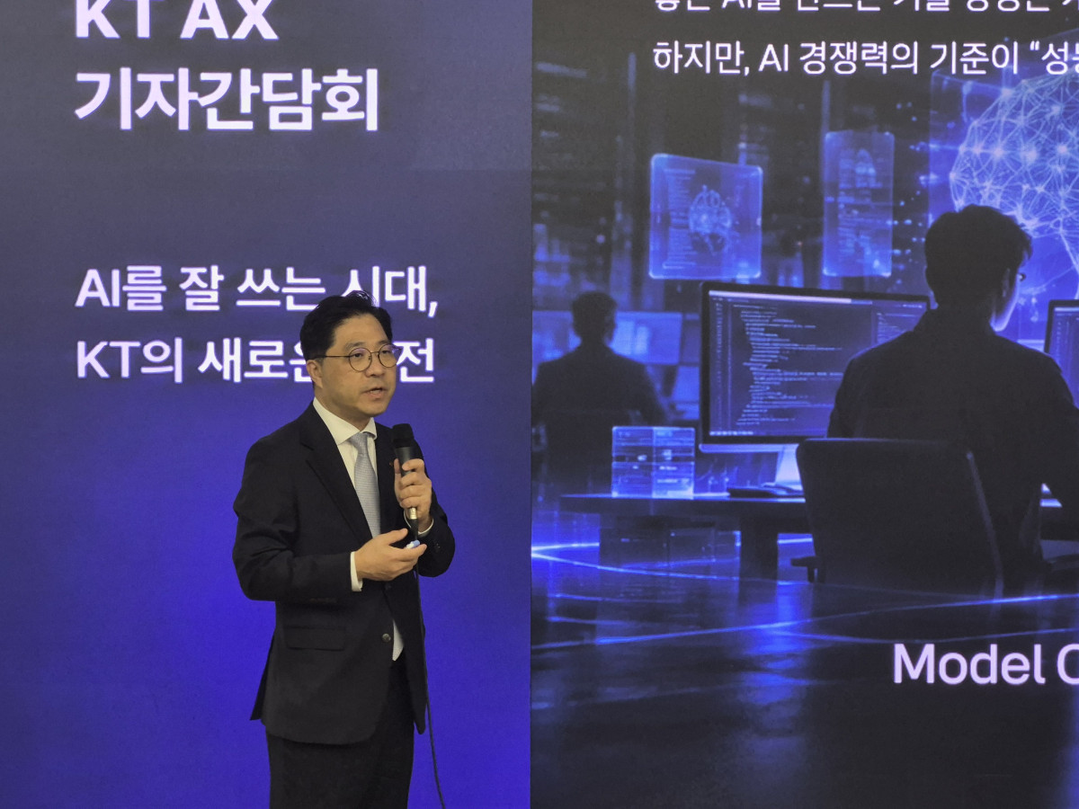 ▲27일 KT 웨스트사옥에서 열린 기자간담회에서 박상원 AX사업부문장이 발표하고 있다. 김연진 기자 yeonjin@