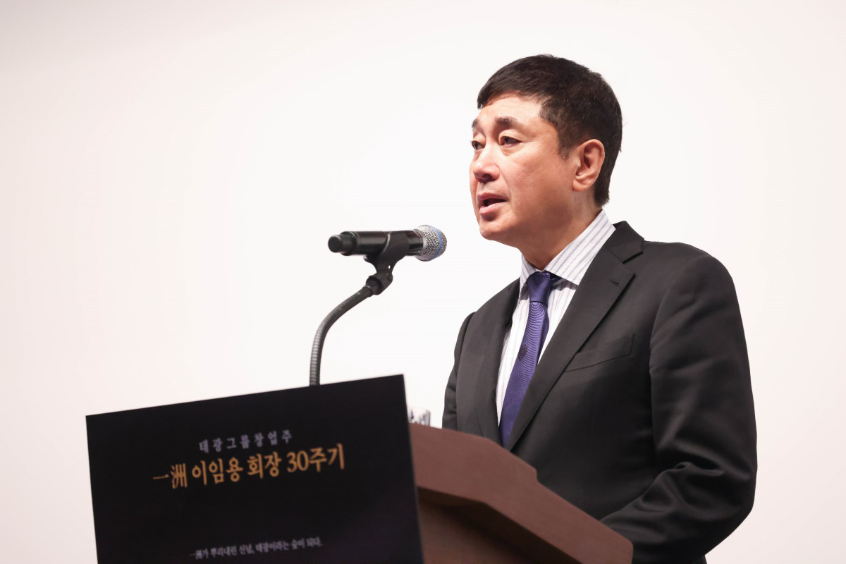 ▲27일 오전 서울 광화문 흥국생명빌딩에서 열린 이임용 전 태광그룹 선대회장 30주기 추모식에서 이호진 태광산업 고문이 인사말을 하고 있다. (사진제공=태광그룹)