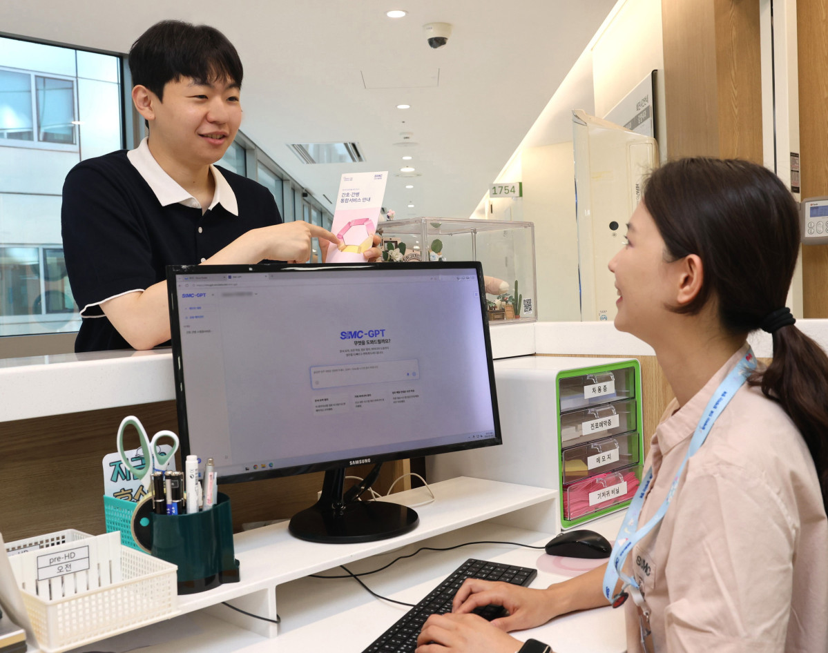 ▲삼성서울병원 근무자가 삼성서울병원의 자체 거대언어모델(LLM)인 SMC-GPT를 업무에 활용하는 모습. (사진제공=삼성서울병원)
