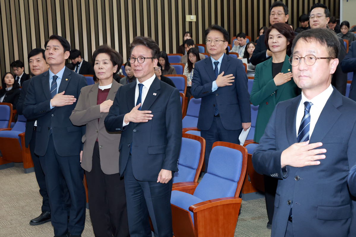 ▲더불어민주당 김민석 대표 등 지도부와 의원들이 27일 국회에서 조희대 대법원장에 대한 국정조사 추진 등을 논의하기 위해 열린 의원총회에 참석해 국기에 경례하고 있다. (사진제공=연합뉴스)