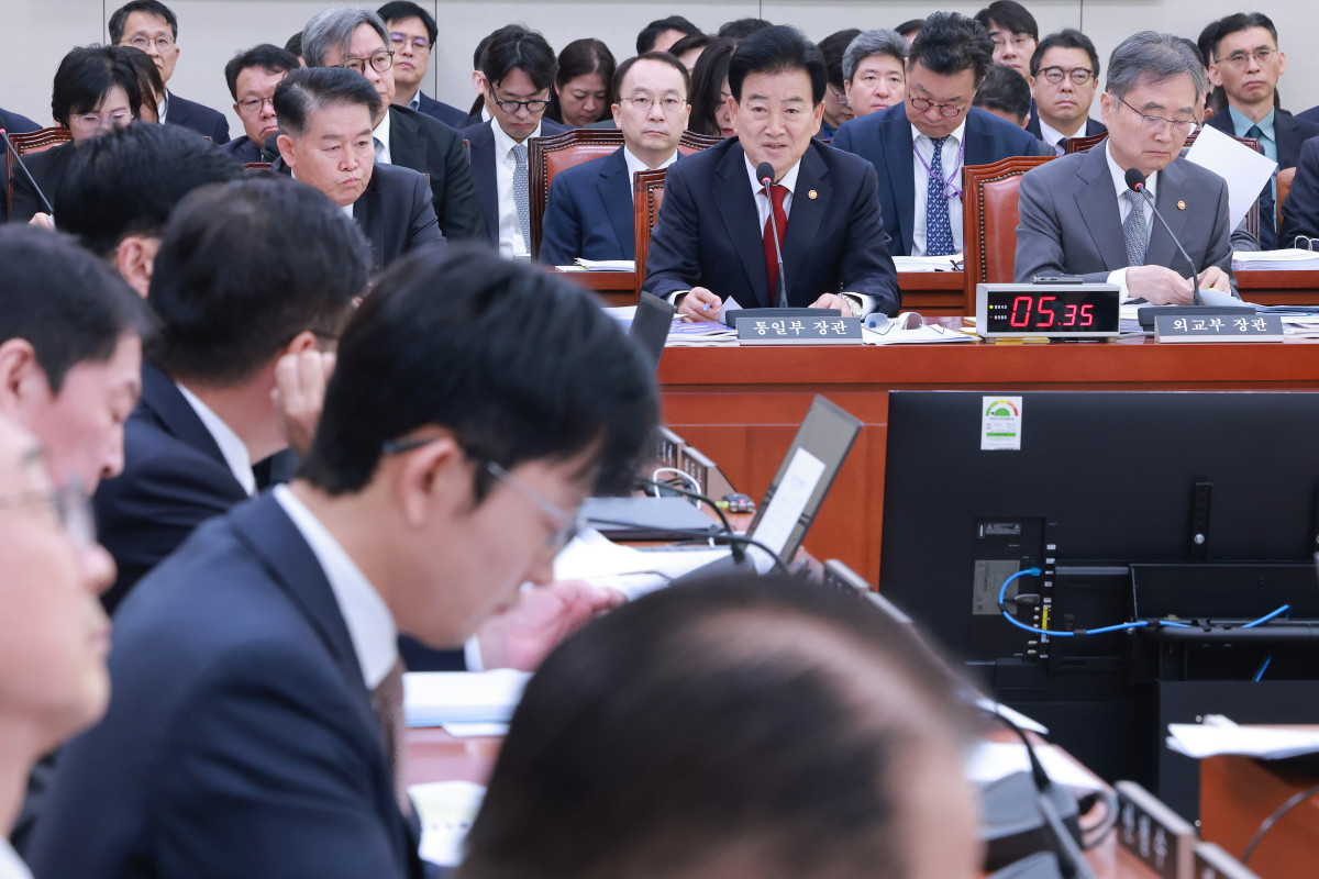 ▲정동영 통일부 장관이 27일 국회 외교통일위원회에서 열린 외교부, 통일부 등에 대한 종합감사에서 외통위원 질의에 답하고 있다. 정 장관 오른쪽은 조현 외교부 장관. (연합뉴스)