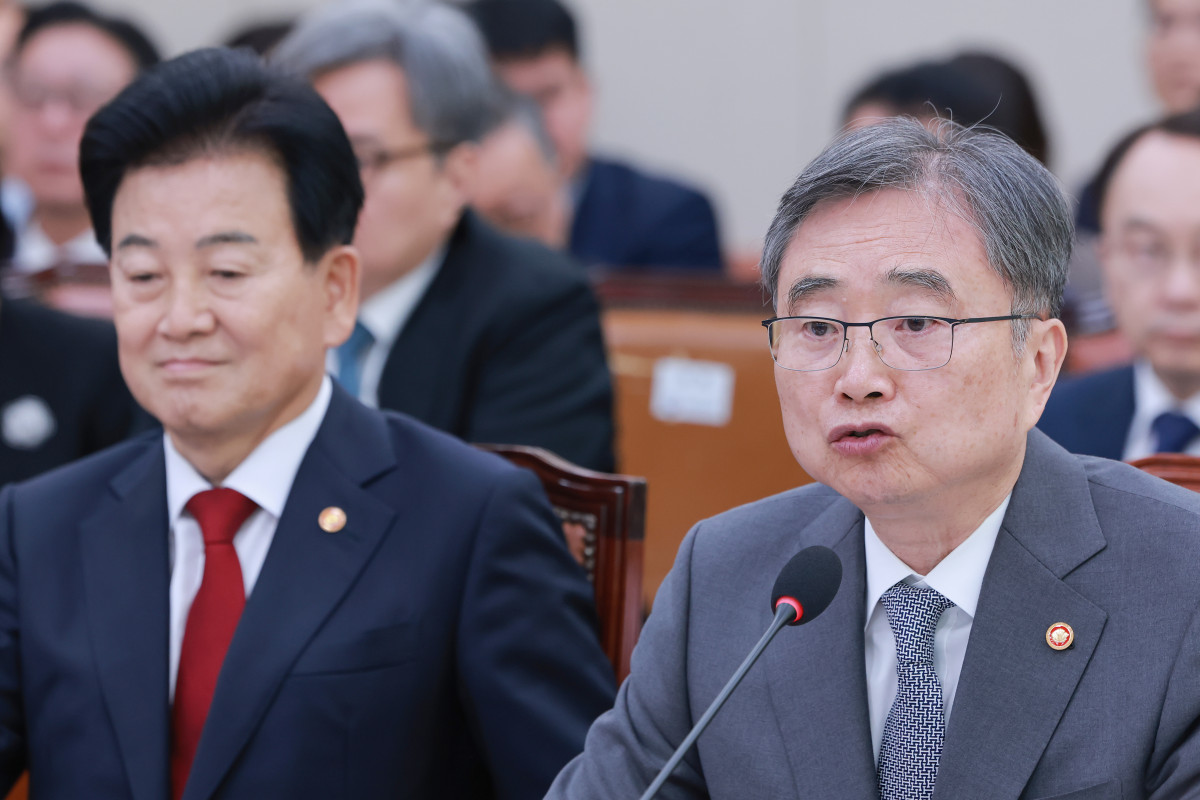 ▲조현 외교부 장관이 27일 국회 외교통일위원회에서 열린 외교부, 통일부 등에 대한 종합감사에서 외통위원 질의에 답하고 있다. 왼쪽은 정동영 통일부 장관. (연합뉴스)
