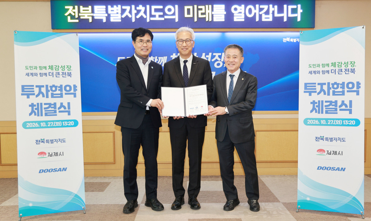 ▲김인욱 ㈜두산 전자BG장(왼쪽 둘째)이 이원택 전북특별자치도지사(왼쪽 첫째), 정성주 김제시장과 기념사진을 촬영하고 있다. (두산)