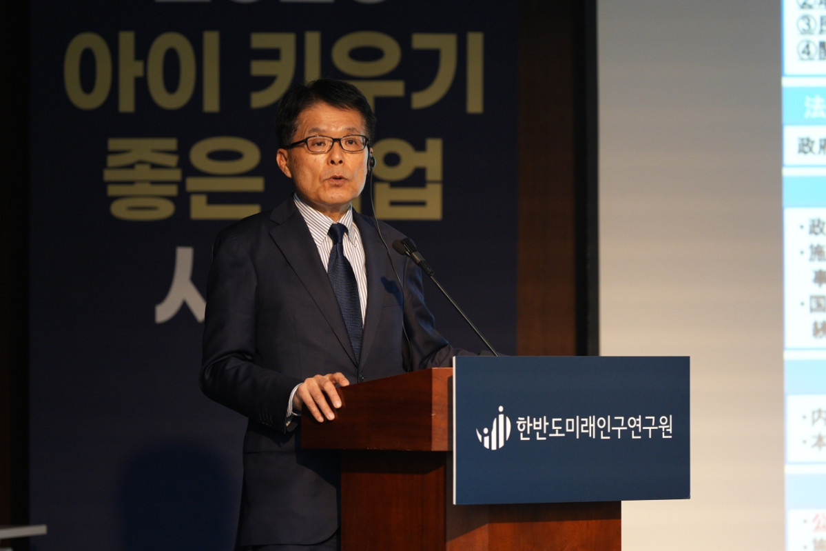 ▲마스다 히로야 전 일본 총무상이 27일 서울 중구 은행회관에서 열린 '일본 지방소멸 10년의 경고, 한국의 미래를 찾다' 세미나에서 발표하고 있다. (사진=한반도미래인구연구원)