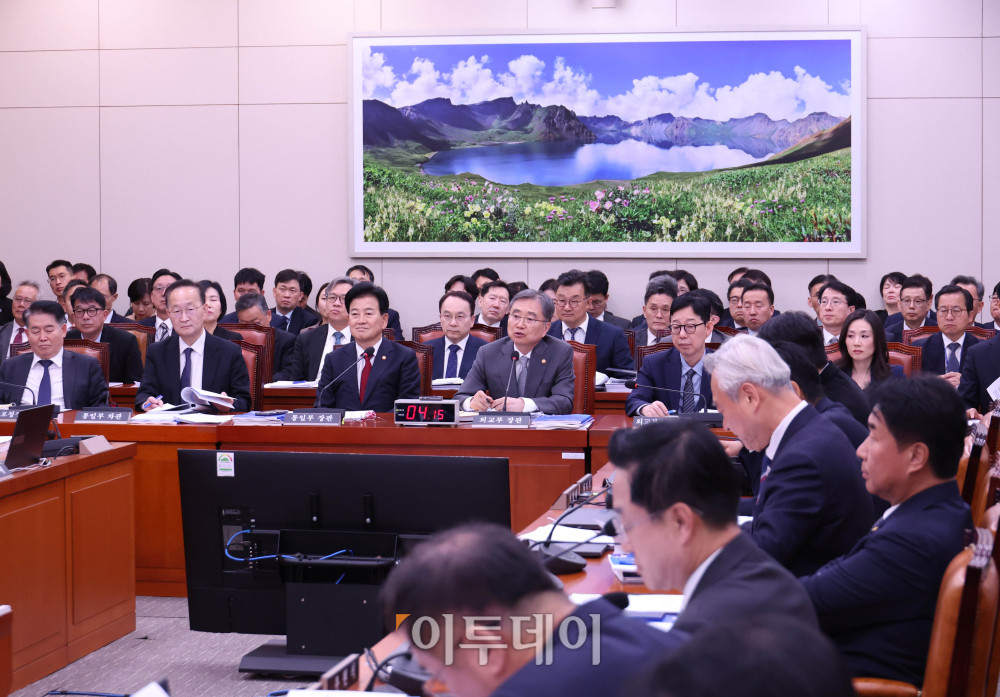 ▲조현 외교부 장관이 27일 서울 여의도 국회 외교통일위원회에서 열린 종합감사에서 의원 질의에 답하고 있다. 고이란 기자 photoeran@