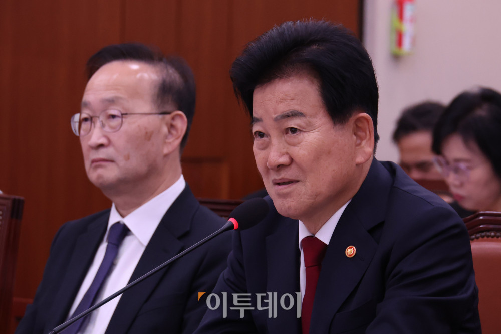 ▲정동영 통일부 장관이 27일 서울 여의도 국회 외교통일위원회에서 열린 종합감사에서 의원 질의에 답하고 있다. 고이란 기자 photoeran@