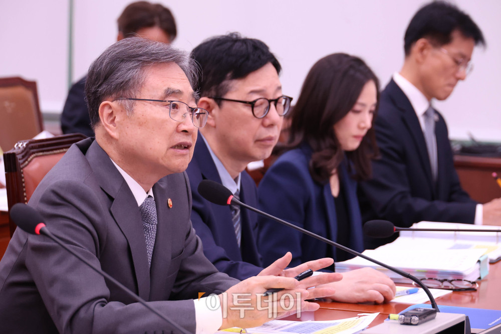 ▲조현 외교부 장관이 27일 서울 여의도 국회 외교통일위원회에서 열린 종합감사에서 의원 질의에 답하고 있다. 고이란 기자 photoeran@