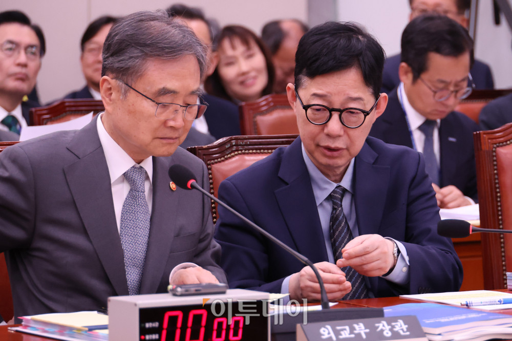 ▲조현(왼쪽) 외교부 장관과 박윤주 1차관이 27일 서울 여의도 국회 외교통일위원회에서 열린 종합감사에서 대화하고 있다. 고이란 기자 photoeran@