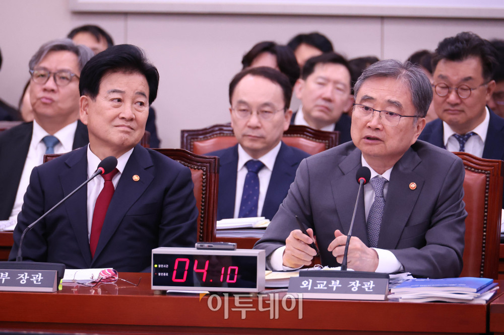 ▲조현 외교부 장관이 27일 서울 여의도 국회 외교통일위원회에서 열린 종합감사에서 의원 질의에 답하고 있다. 왼쪽은 정동영 통일부 장관. 고이란 기자 photoeran@