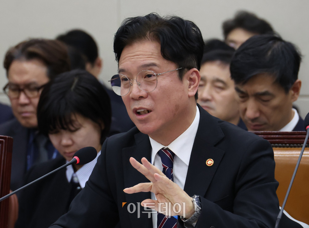 ▲김영훈 고용노동부 장관이 27일 서울 여의도 국회 기후에너지환경노동위원회에서 열린 종합감사에서 의원 질의에 답하고 있다. 고이란 기자 photoeran@