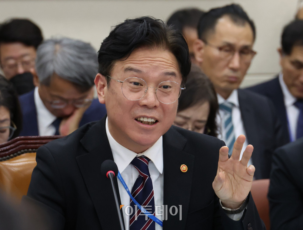 ▲김영훈 고용노동부 장관이 27일 서울 여의도 국회 기후에너지환경노동위원회에서 열린 종합감사에서 의원 질의에 답하고 있다. 고이란 기자 photoeran@