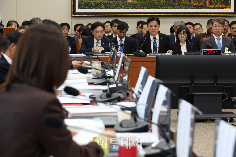 ▲김영훈 고용노동부 장관이 27일 서울 여의도 국회 기후에너지환경노동위원회에서 열린 종합감사에서 의원 질의에 답하고 있다. 고이란 기자 photoeran@