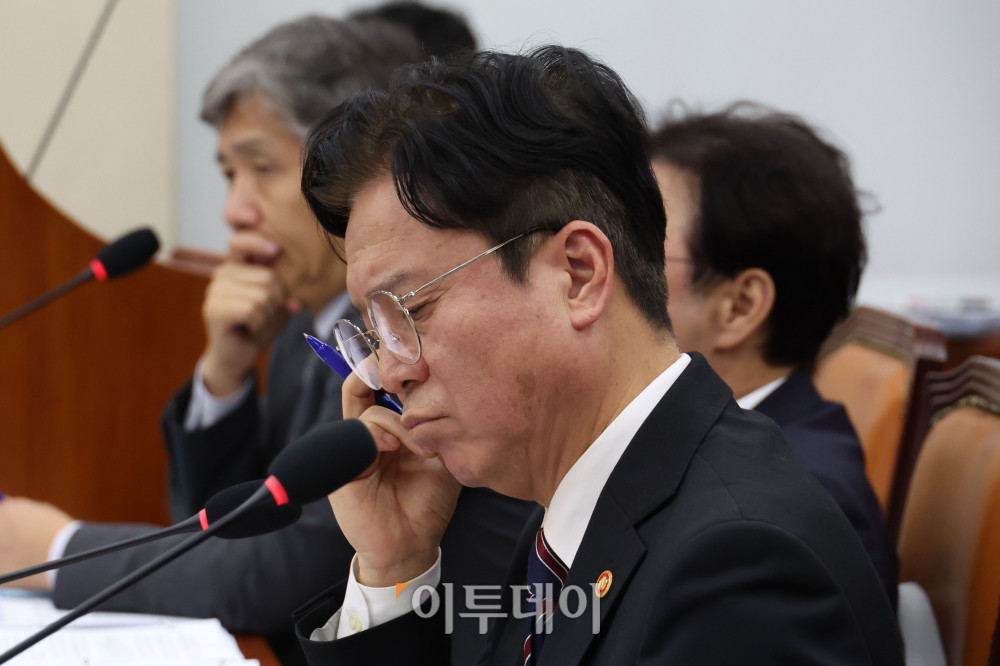 ▲김영훈 고용노동부 장관이 27일 서울 여의도 국회 기후에너지환경노동위원회에서 열린 종합감사에 참석하고 있다. 고이란 기자 photoeran@