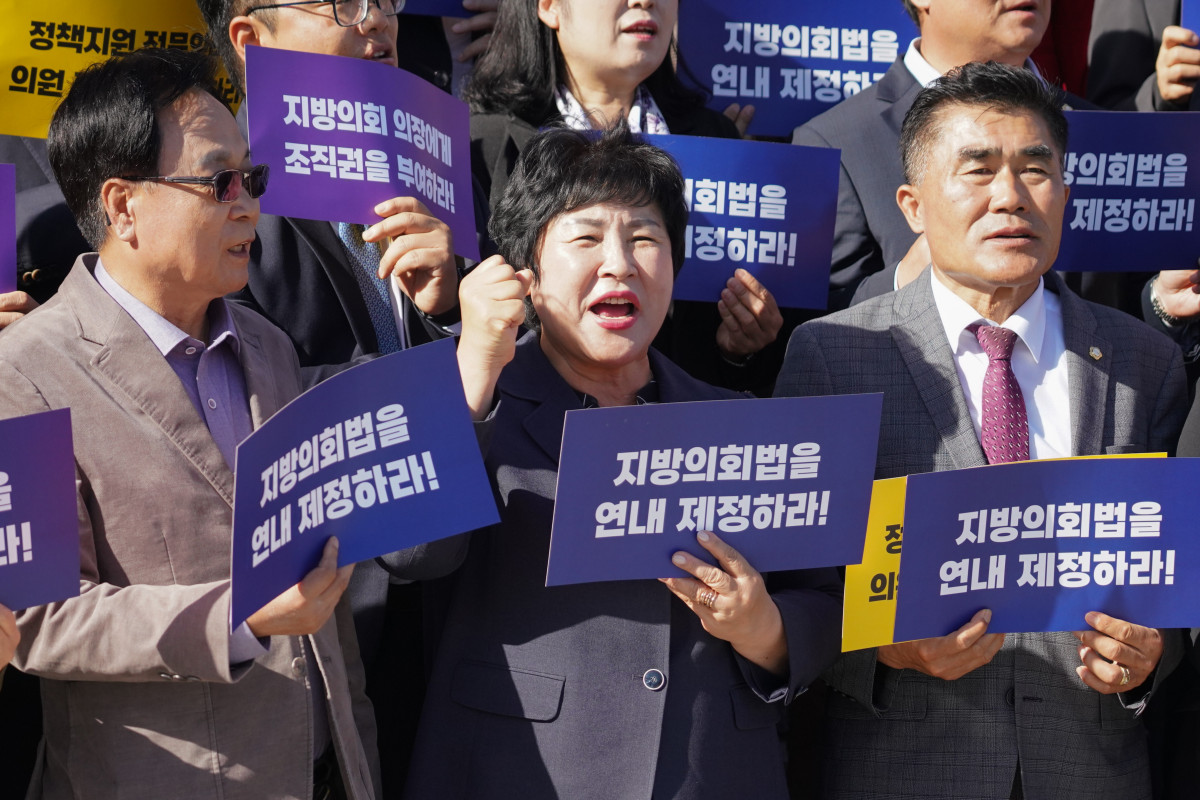 ▲장정순 용인특례시의회 의장과 시의원들이 27일 국회의사당 계단에서 열린 '지방의회법 연내 제정을 촉구하는 전국 지방의회의원대회'에 참석해 지방의회법의 연내 제정을 촉구하고 있다. (용인특례시의회)