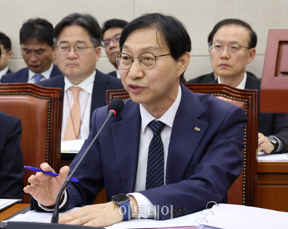 ▲김성주 국민연금공단 이사장이 27일 서울 여의도 국회 보건복지위원회에서 열린 종합감사에서 의원 질의에 답하고 있다. 고이란 기자 photoeran@