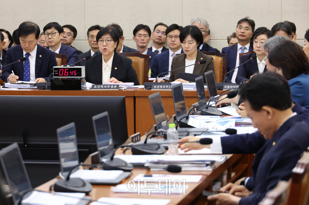 ▲정은경 보건복지부 장관이 27일 서울 여의도 국회 보건복지위원회에서 열린 종합감사에서 의원 질의에 답하고 있다. 고이란 기자 photoeran@