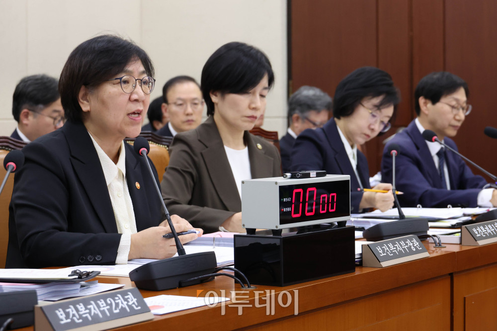 ▲정은경 보건복지부 장관이 27일 서울 여의도 국회 보건복지위원회에서 열린 종합감사에서 의원 질의에 답하고 있다. 고이란 기자 photoeran@