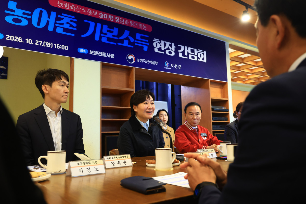 ▲송미령 농림축산식품부 장관이 27일 농어촌 기본소득 시범사업 지역인 충북 보은군을 찾아 보은다락협동조합이 운영하는 ‘카페 머문’에서 현장 간담회를 진행하고 있다. (사진제공=농림축산식품부)