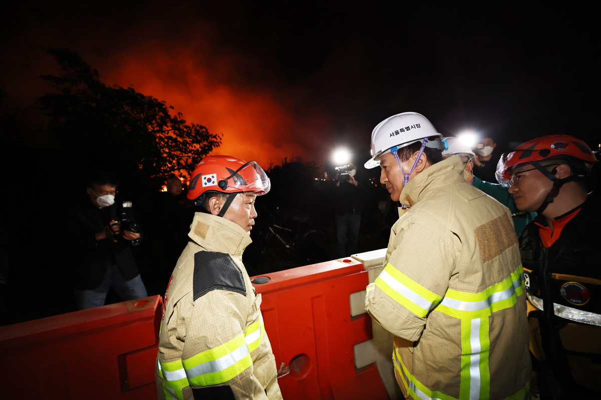 ▲오세훈 서울시장이 27일 화재가 발생한 서울 강남구 구룡마을에서 진압 작업을 지켜보고 있다. (연합뉴스)