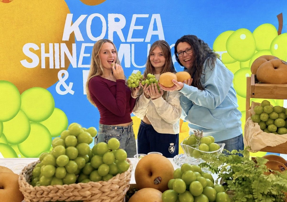 ▲aT는 15일부터 18일까지 미국 뉴욕 맨해튼에서 열린 Koom Festival(꿈 페스티벌)’에 한국산 샤인머스캣과 배를 홍보하는 팝업스토어를 운영해 현지 소비자 약 2000명에게 한국산 신선과일의 우수한 맛과 품질을 알렸다. 팝업스토어를 찾은 방문객들이 기념 사진을 찍고 있다. (사진제공=한국농수산식품유통공사)