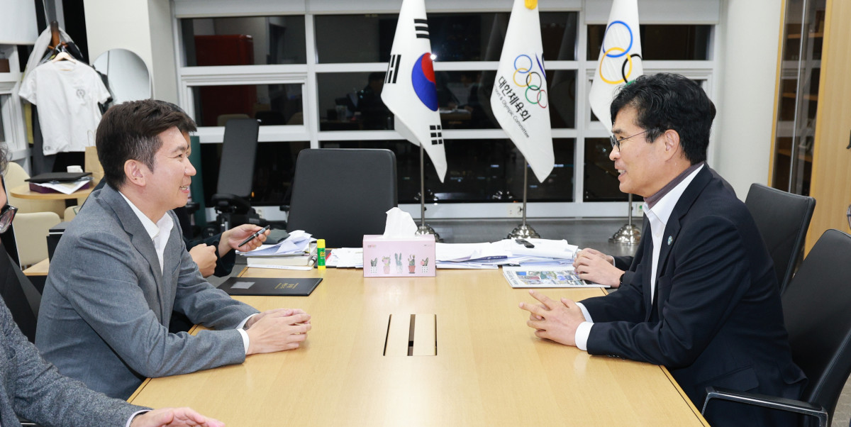 ▲이원택 전북특별자치도지사(오른쪽)가 서울 올림픽회관에서 유승민 대한체육회장과 하계올림픽 유치 협력 방안을 논의하고 있다. (사진제공= 전북특별자치도)