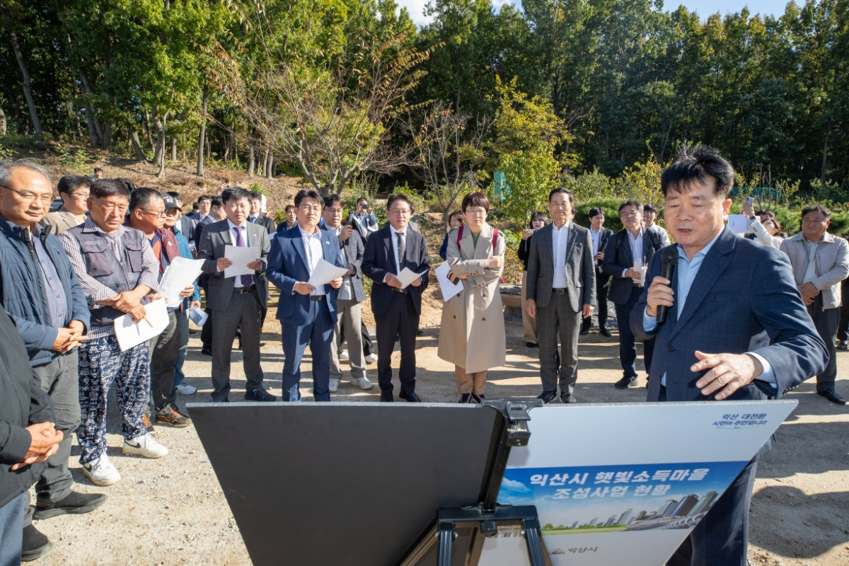 ▲최정호 익산시장과 대통령실 비서관단 등 관계자들이 익산 옥금저수지에서 햇빛소득마을 사업 설명을 듣고 있다. (사진제공=익산시)