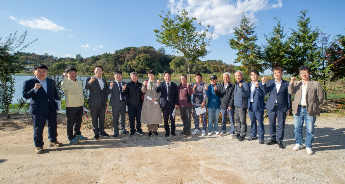 ▲최정호 익산시장과 대통령실 비서관단 등 관계자들이 익산 옥금저수지에서 햇빛소득마을 현장 점검 후 기념촬영을 하고 있다. (사진제공=익산시)