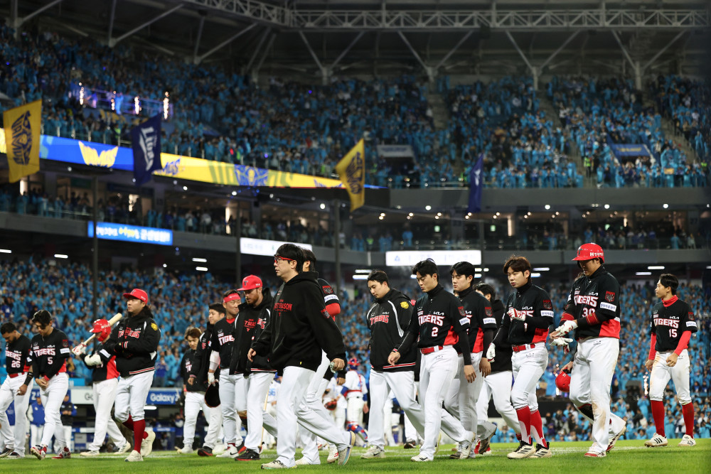 ▲27일 대구 삼성라이온즈파크에서 열린 2026 KBO 포스트시즌 플레이오프 삼성 라이온즈 대 KIA 타이거즈 2차전. 8 대 3으로 패한 KIA선수들이 인사 후 그라운드를 나서고 있다. (연합뉴스)