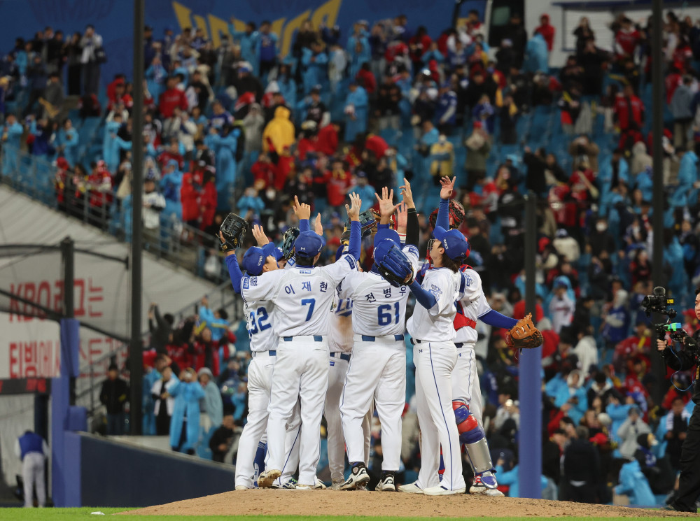 ▲27일 대구 삼성라이온즈파크에서 열린 2026 신한 SOL KBO리그 포스트시즌 플레이오프 2차전 KIA 타이거즈와 삼성 라이온즈의 경기. 삼성 선수들이 승리 후 세리머니하고 있다. (연합뉴스)