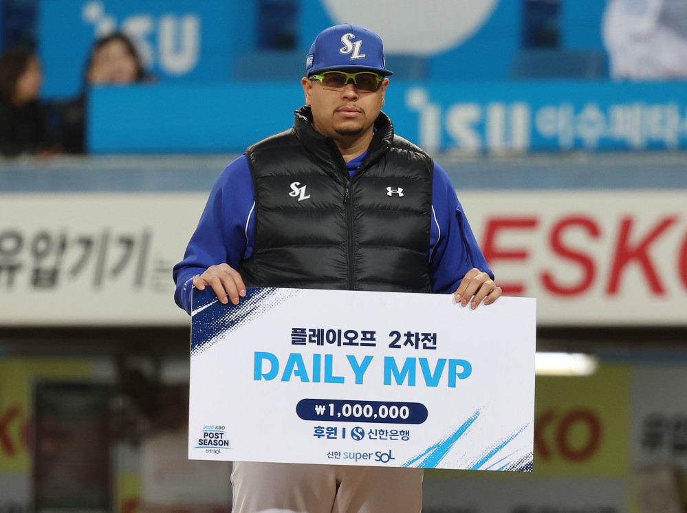▲27일 대구 삼성라이온즈파크에서 열린 2026 신한 SOL KBO리그 포스트시즌 플레이오프 2차전 KIA 타이거즈와 삼성 라이온즈의 경기. 삼성 후라도가 데일리 MVP 상을 받고 기념 촬영을 하고 있다. (연합뉴스)
