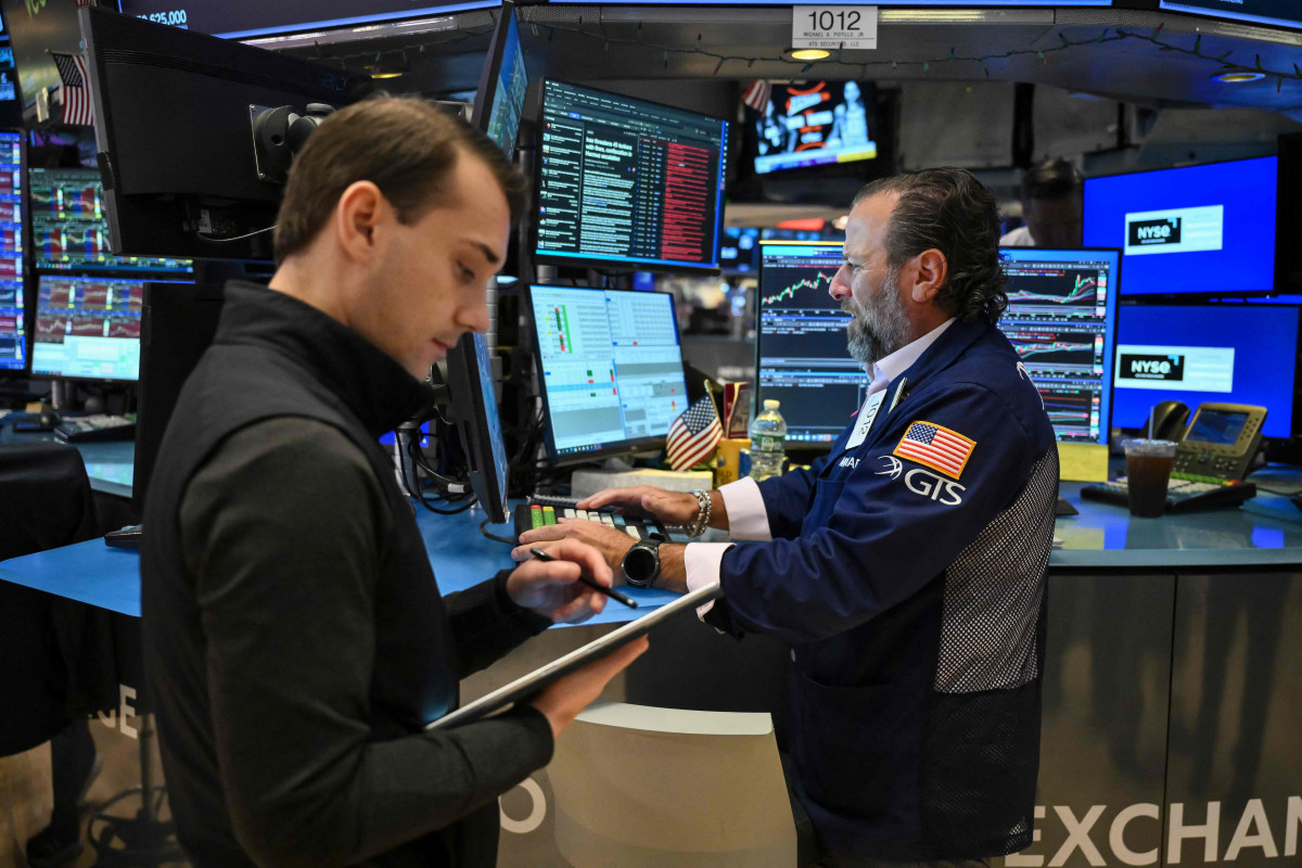 ▲<YONHAP PHOTO-6852> Traders work on the floor of the New York Stock Exchange (NYSE) at the opening bell in New York City on October 19, 2026. Tech shares were on the upswing early October 19 as investors opened the week by taking advantage of last week's pullback in the Nasdaq. Last weeks 4.5 percent drop was due to various worries surrounding the artificial intelligence buildout, including over the impact of higher interest rates on debt taken out to finance the boom. (Photo by ANGELA WEISS / AFP)/2026-10-19 23:13:47/<저작권자 ⓒ 1980-2026 ㈜연합뉴스. 무단 전재 재배포 금지, AI 학습 및 활용 금지>