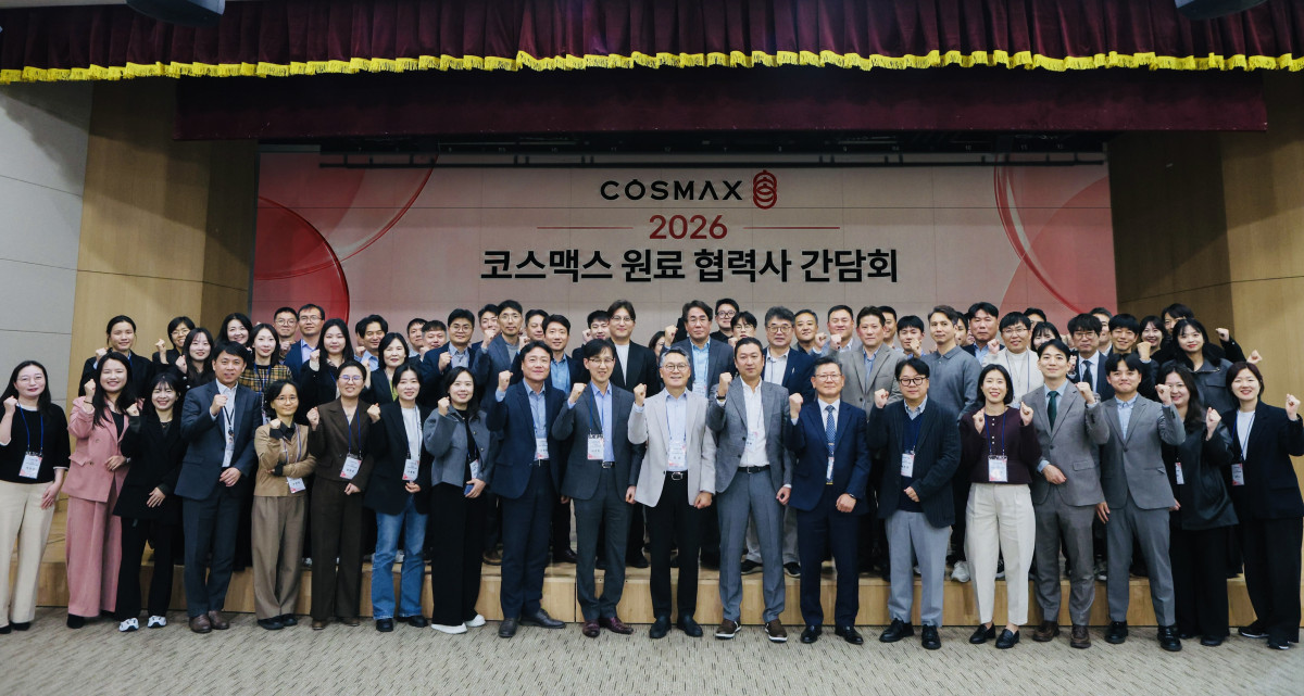 ▲27일 경기도 성남시 판교 스타트업 캠퍼스에서 열린 ‘2026 코스맥스 원료 파트너사 간담회’에서 최경(앞줄 왼쪽부터 열한번째) 코스맥스 대표이사를 비롯한 코스맥스 임직원들과 원료사 관계자들이 기념 촬영을 하고 있다. (사진제공=코스맥스)