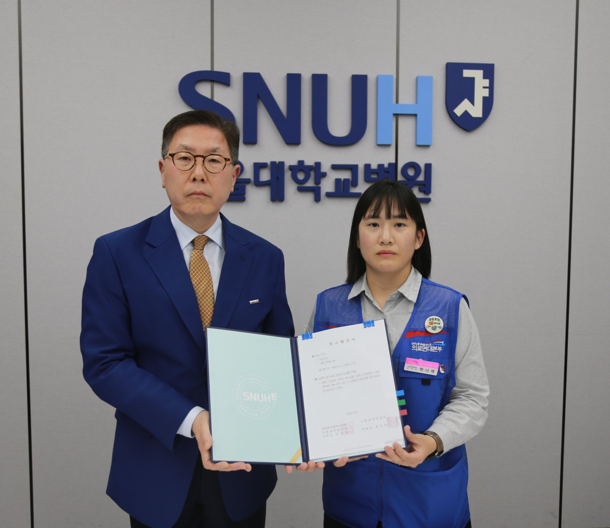 ▲백남종(왼쪽) 서울대병원장과 박나래 서울대병원분회장이 2026년 임금 및 단체협약 가조인식에서 기념촬영을 하고 있다. (사진제공=서울대병원)
