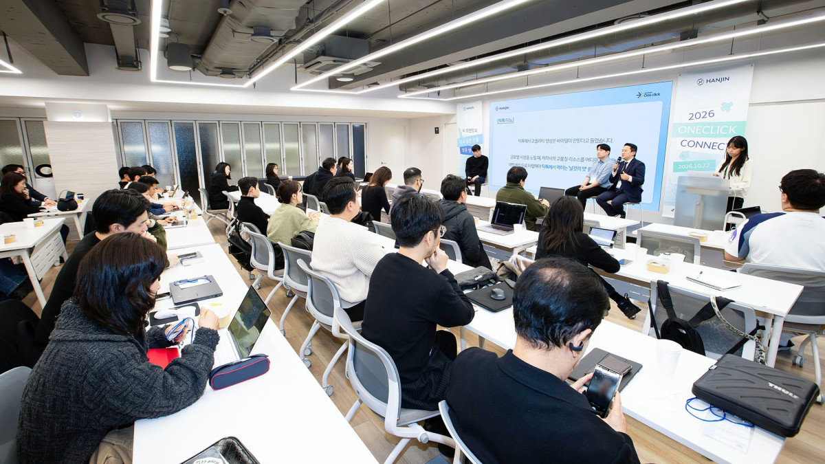 ▲22일 서울 강남구 드리움 포레스트홀에서 열린 ‘원클릭 커넥트’에 참석한 이커머스 셀러들이 강연과 현장 Q&A에 귀를 기울이고 있다. (사진=한진)