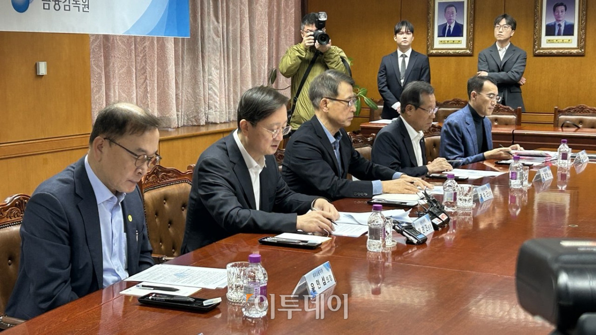 ▲28일 오전 서울 여의도 금융감독원에서 열린 ‘2026년 은행지주 이사회 의장 간담회’에서 이찬진(왼쪽 두번째) 금융감독원장이 발언하고 있다. (사진=연희진 기자 toyo@연)