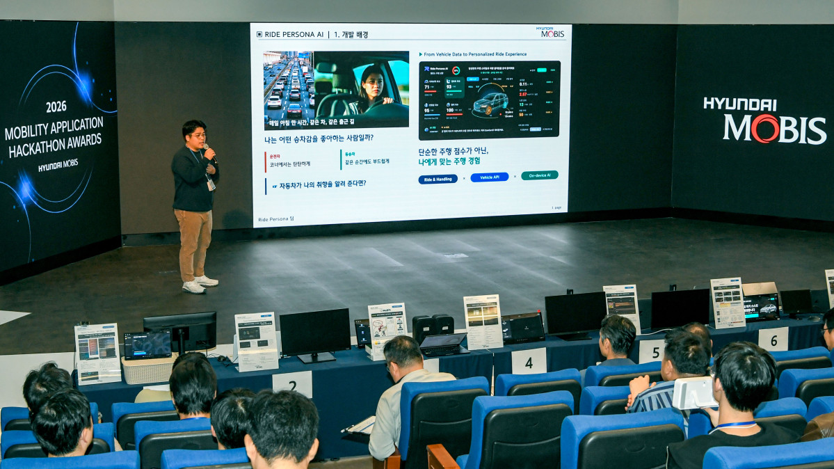 ▲경기도 마북연구소에서 개최한 ‘2026 모빌리티 애플리케이션 해커톤’ 대회에 결선에 오른 참가자가 앱 개발 배경을 설명하고 있는 모습. (사진=현대모비스)