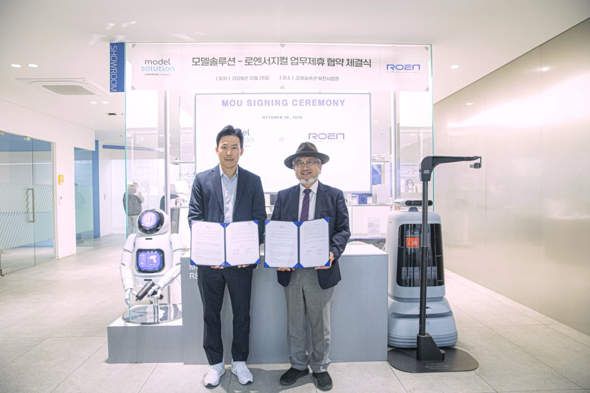 ▲모델솔루션 유형민 대표이사(왼쪽)와 로엔서지컬 권동수 대표이사가 26일 모델솔루션 부천사업장에서 차세대 의료로봇 개발 협력을 위한 업무협약(MOU)을 체결한 뒤 기념촬영을 하고 있다. (사진=한국앤컴퍼니그룹)