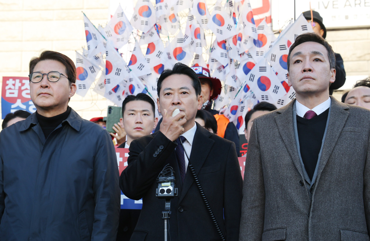 ▲국민의힘 장동혁 대표가 28일 6·3 지방선거 투표용지 부족 사태 등을 수사하는 이태한 선거관리위원회 특별검사팀의 서울 잠실 올림픽 공원 투표지 공개검증 현장을 찾아 기자회견을 하고 있다. (연합뉴스)