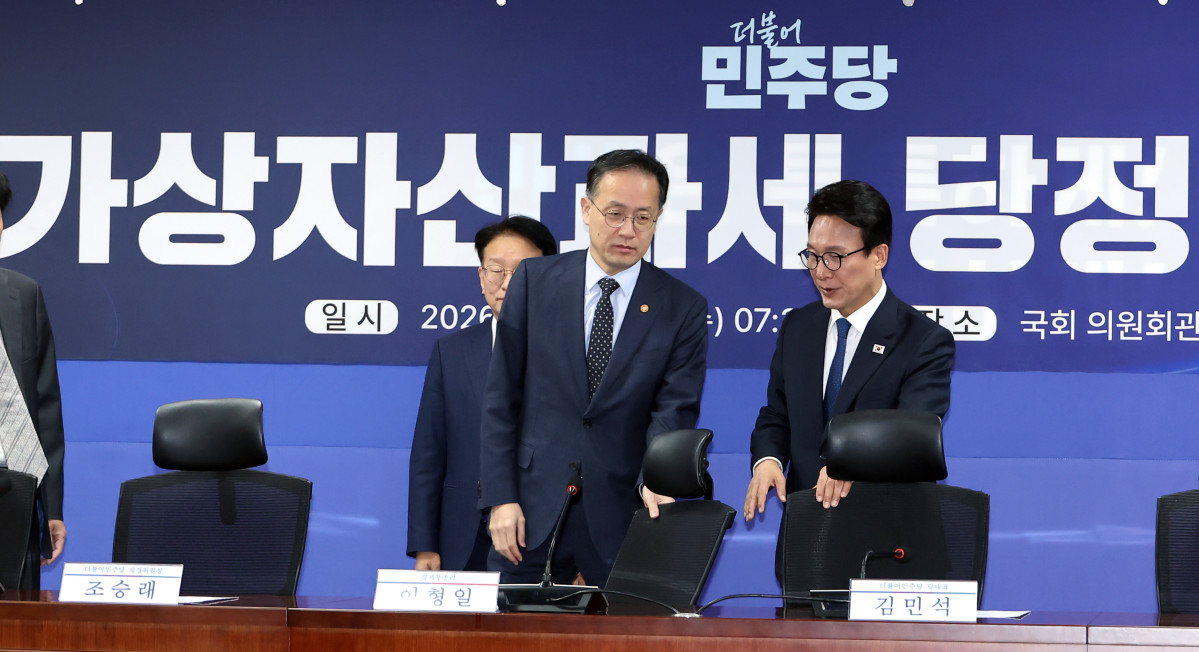 ▲더불어민주당 김민석 대표와 이형일 부총리 겸 재정경제부 장관이 28일 국회 의원회관에서 열린 '가상자산과세 당정협의회'에 참석하고 있다. 2026.10.28 (사진=연합뉴스)