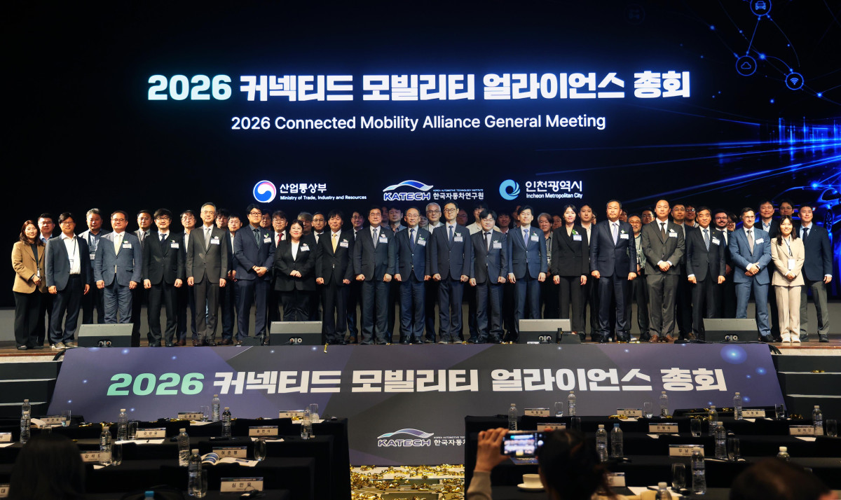 ▲27일 파라다이스시티 인천 그랜드볼룸에서 열린 커넥티드 모빌리티 얼라이언스 총회 참석자들이 기념촬영을 하고 있다. (사진=한국자동차연구원)
