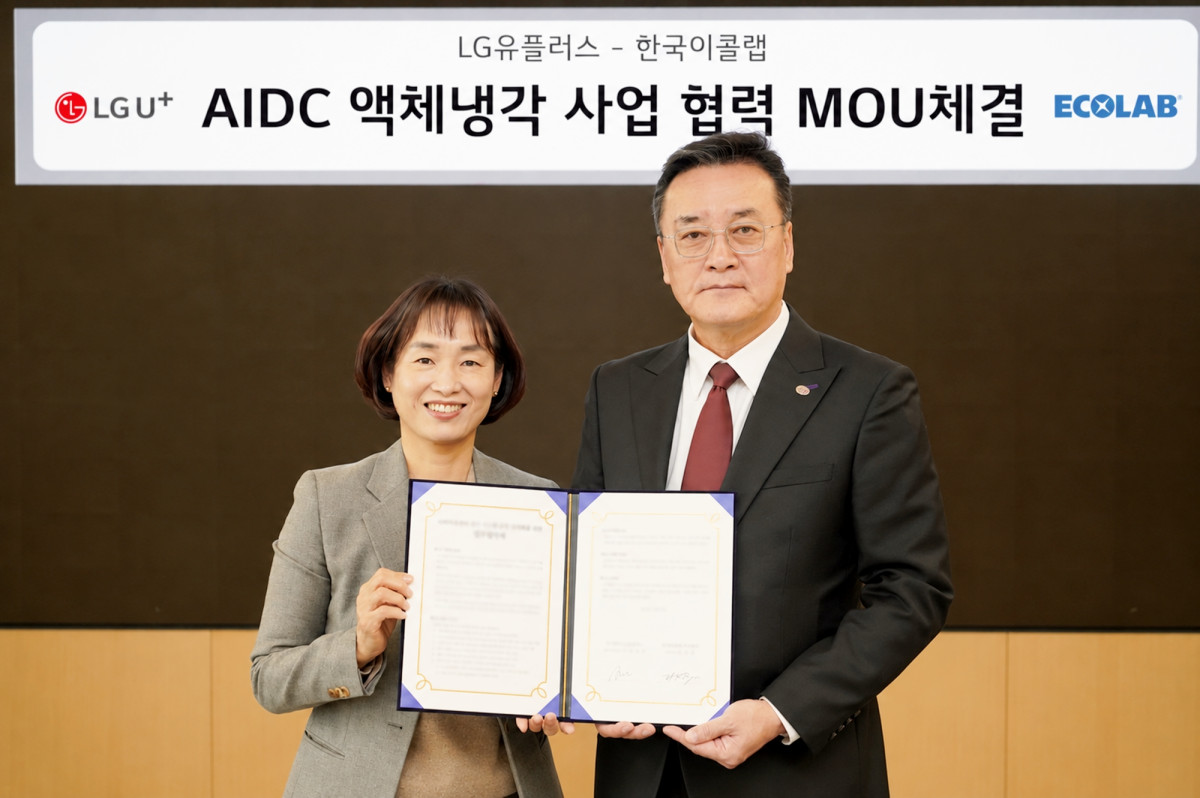 ▲LG유플러스가 글로벌 수처리 솔루션 기업 한국이콜랩(Ecolab Korea)과 차세대 AI 데이터센터(AIDC)의 액체냉각 운영표준 공동 개발에 나선다. 사진은 27일 서울 LG유플러스 용산사옥에서 열린 ‘AI 데이터센터 냉각 시스템 운영 최적화를 위한 업무협약식’에서 정숙경 LG유플러스 AIDC사업담당(왼쪽)과 류양권 한국이콜랩 대표이사가 기념촬영을 하고 있는 모습. (사진제공=LG유플러스)