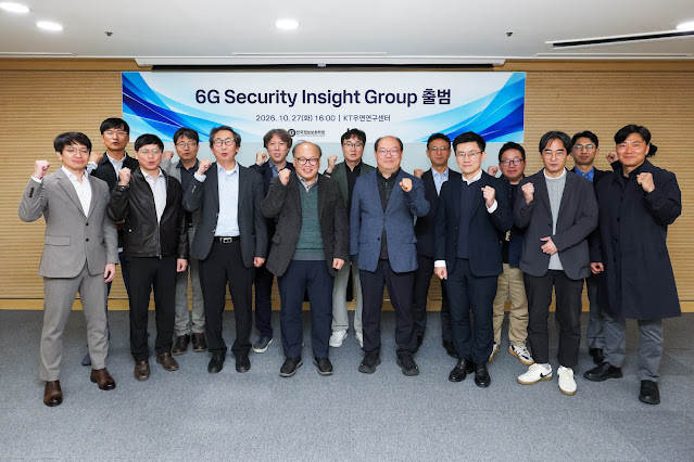 ▲KT 네트워크부문 이종식 미래네트워크LAB장(앞 줄 왼쪽 세 번째)과 한국정보보호학회 6G보안연구회 유일선 위원장(앞 줄 왼쪽 네 번째) 등 6G SIG 자문위원 및 관계자들이 KT 우면연구센터에서 27일 발족식을 마치고 기념사진을 촬영 하고 있다. (사진제공=KT)
