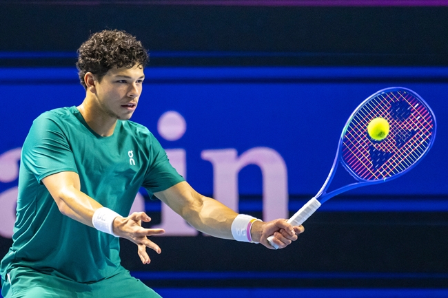 ▲27일(현지시간) 스위스 바젤에서 열린 남자프로테니스(ATP) 투어 스위스 인도어 바젤 남자 단식 1회전(32강)에서 미국의 벤 셸턴이 같은 국적의 알렉산다르 코바체비치를 상대로 공을 받아치고 있다. (AP/연합뉴스)