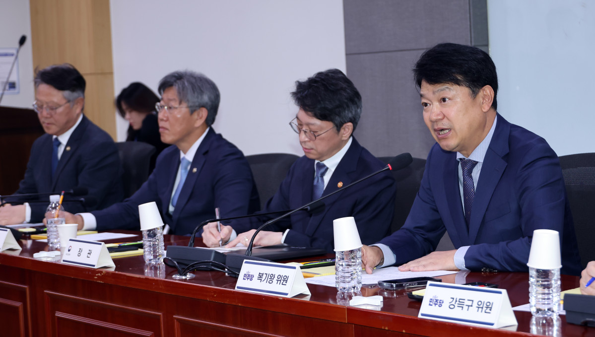▲국회 국토교통위원회 더불어민주당 복기왕 간사(오른쪽)가 28일 국회 의원회관에서 열린 국토교통부와의 당정협의에서 발언하고 있다. 오른쪽부터 복기왕, 국토교통부 홍지선 장관, 김이탁 1차관, 정의경 2차관. 사진=연합뉴스
