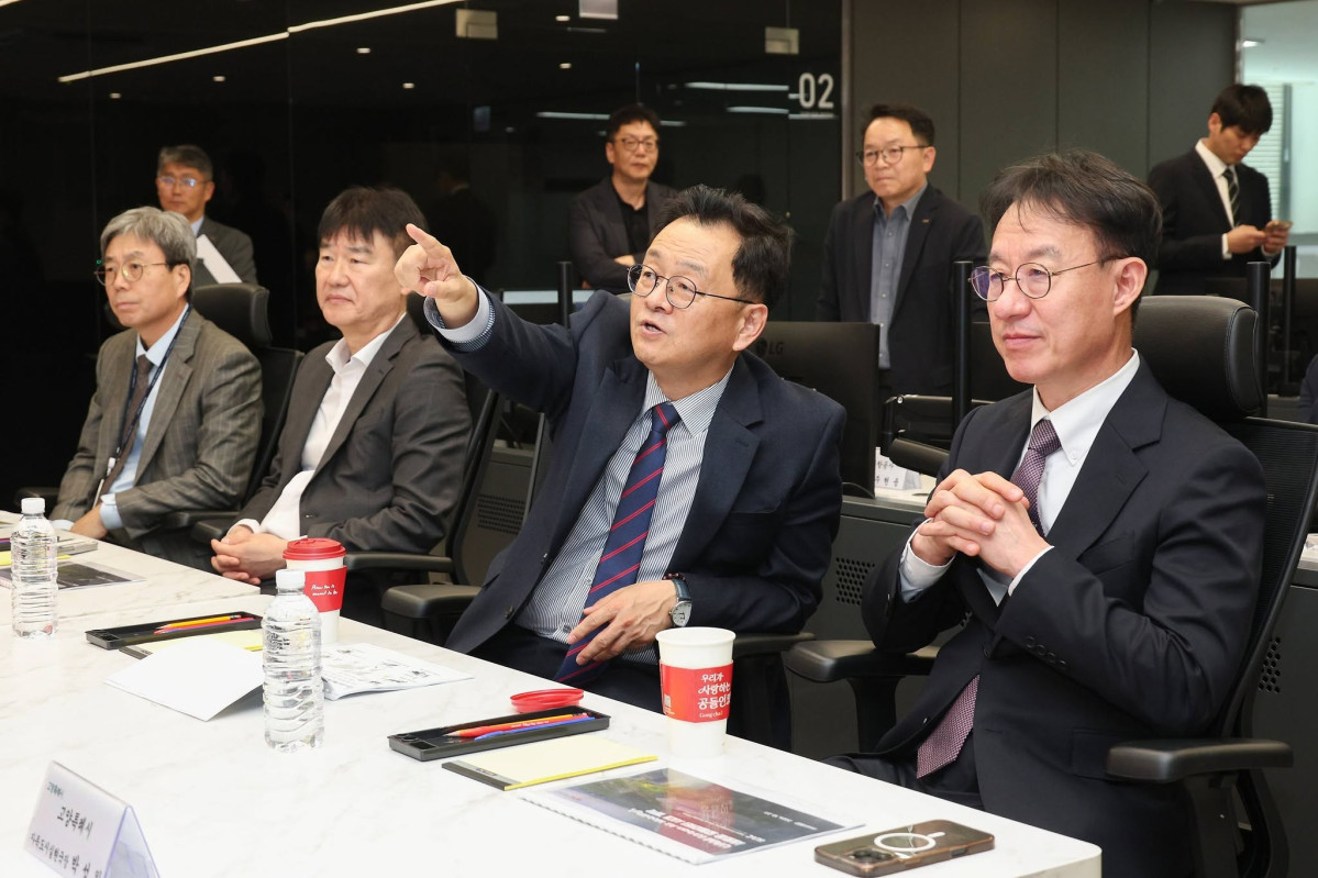▲민경선 고양특례시장(오른쪽)이 27일 한국공항공사를 방문해 김원준 사장과 도심항공교통(UAM) 협력 방안을 논의하고 있다. 민 시장은 킨텍스 UAM 실증센터를 기반으로 한강 관광형 시범운항과 김포공항 연계 노선의 실현 가능성을 검토하고, 공항 운영·항행안전·교통관리 분야에서 협력을 확대하겠다는 구상을 밝혔다. (민경선 고양시장 페이스북)