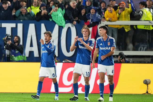 ▲21일(현지시간) 이탈리아 코모에서 열린 2026-2027시즌 유럽축구연맹(UEFA) 챔피언스리그 리그 페이즈 코모와 맨체스터 유나이티드의 경기에서 코모의 니코 파스(가운데)가 팀의 세 번째 골을 넣은 뒤 기뻐하고 있다. (AP/연합뉴스)